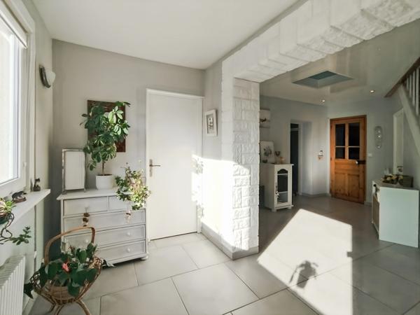 EXCLUSIVITÉ – 02100 Neuville Saint-Amand- Maison individuelle 130m2 sans mitoyenneté- 3 chambres – garage- cour avec jardinet