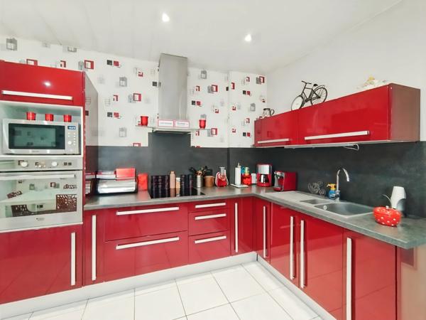 EXCLUSIVITÉ – 02100 Neuville Saint-Amand- Maison individuelle 130m2 sans mitoyenneté- 3 chambres – garage- cour avec jardinet