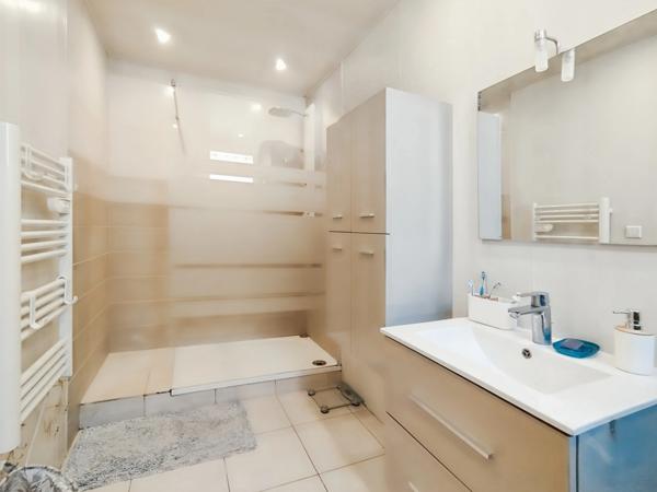 EXCLUSIVITÉ – 02100 Neuville Saint-Amand- Maison individuelle 130m2 sans mitoyenneté- 3 chambres – garage- cour avec jardinet