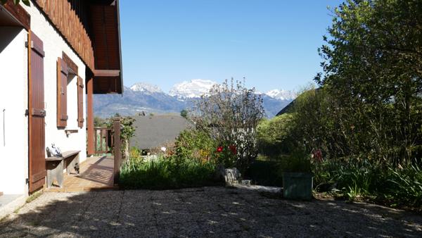 SEVRIER. MAISON D'ARCHITECTE AVEC TERRAIN DE 600M²