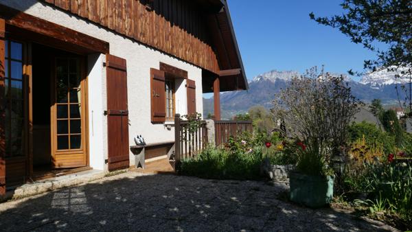 SEVRIER. MAISON D'ARCHITECTE AVEC TERRAIN DE 600M²