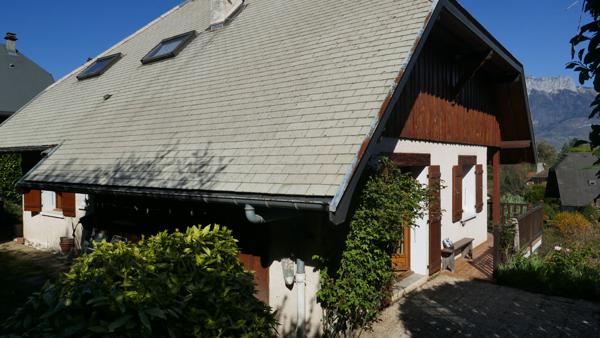 SEVRIER. MAISON D'ARCHITECTE AVEC TERRAIN DE 600M²