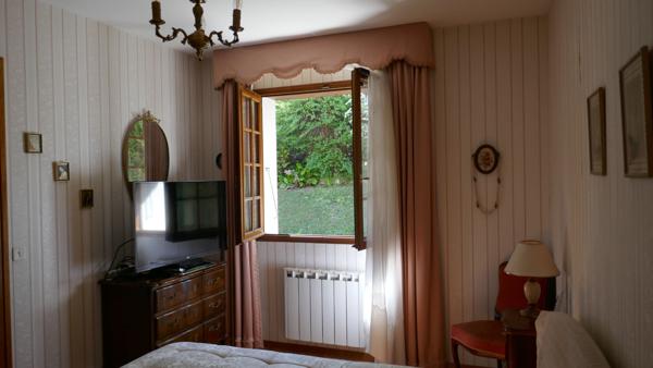 SEVRIER. MAISON D'ARCHITECTE AVEC TERRAIN DE 600M²