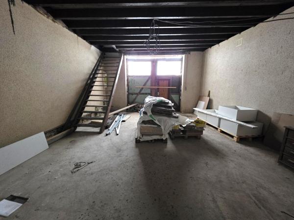 Ensemble immobilier avec garage et son étage, cellier et appartement à rénover