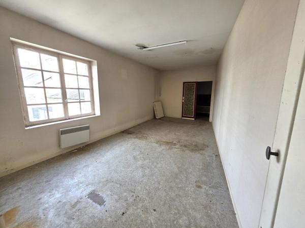 Ensemble immobilier avec garage et son étage, cellier et appartement à rénover