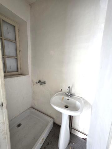 Ensemble immobilier avec garage et son étage, cellier et appartement à rénover