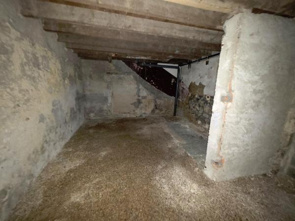 Ensemble immobilier avec garage et son étage, cellier et appartement à rénover
