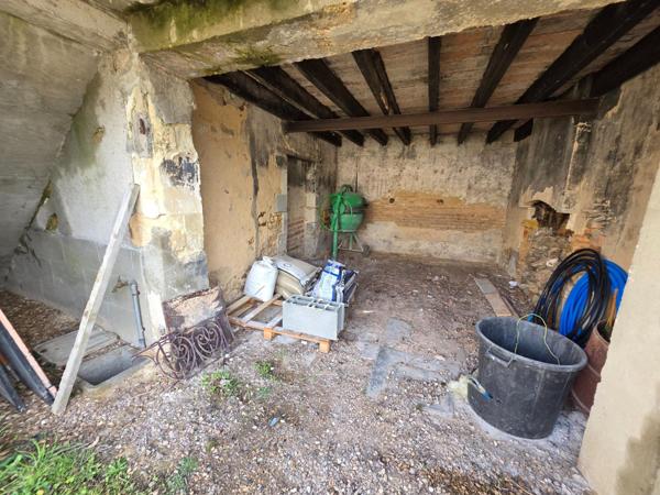 Ensemble immobilier avec garage et son étage, cellier et appartement à rénover