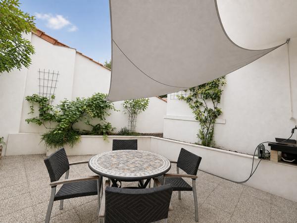 ANGOULEME Pied du Plateau, maison de ville rénovée avec cour et garage.