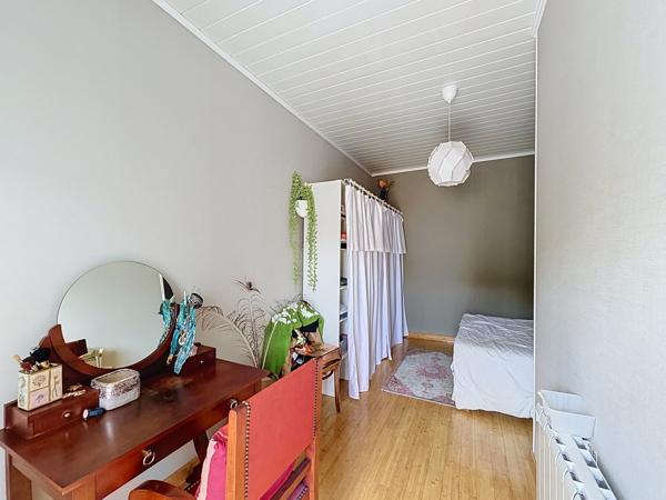 ANGOULEME Pied du Plateau, maison de ville rénovée avec cour et garage.