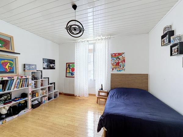 ANGOULEME Pied du Plateau, maison de ville rénovée avec cour et garage.