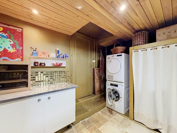 ANGOULEME Pied du Plateau, maison de ville rénovée avec cour et garage.