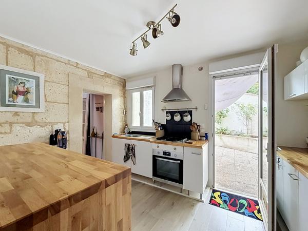 ANGOULEME Pied du Plateau, maison de ville rénovée avec cour et garage.