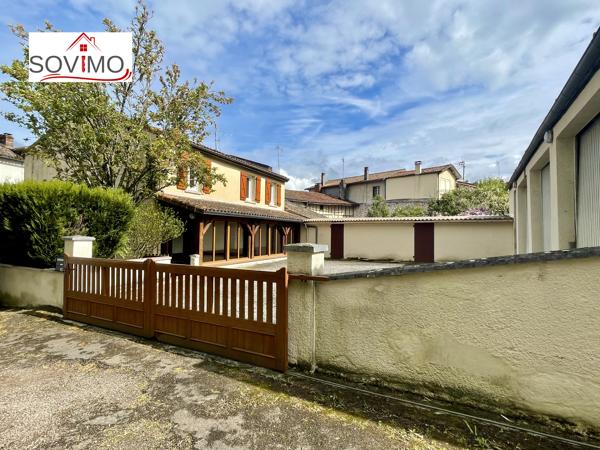 MAISON DE VILLE TOUT CONFORT AVEC COUR ET GRAND GARAGE, 5 CHAMBRES.