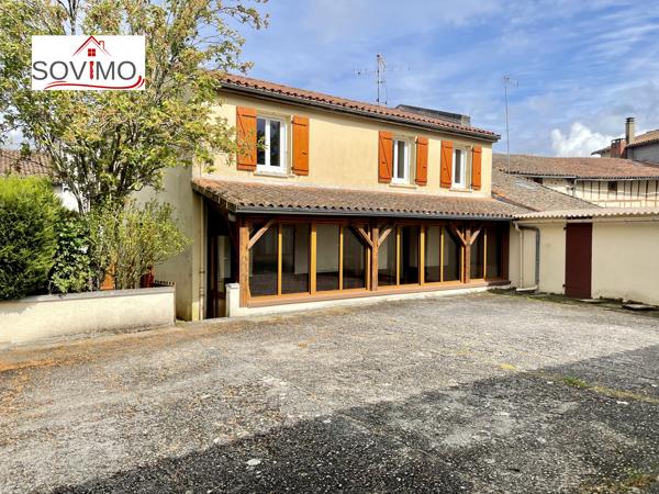 MAISON DE VILLE TOUT CONFORT AVEC COUR ET GRAND GARAGE, 5 CHAMBRES.