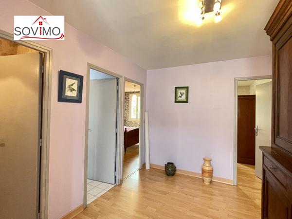 MAISON DE VILLE TOUT CONFORT AVEC COUR ET GRAND GARAGE, 5 CHAMBRES.