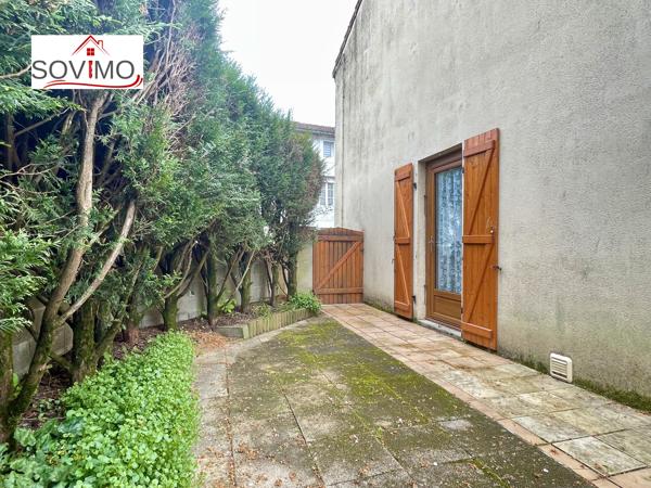 MAISON DE VILLE TOUT CONFORT AVEC COUR ET GRAND GARAGE, 5 CHAMBRES.
