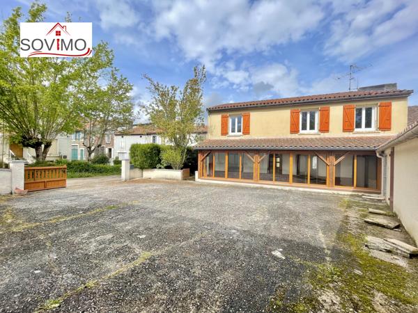 MAISON DE VILLE TOUT CONFORT AVEC COUR ET GRAND GARAGE, 5 CHAMBRES.