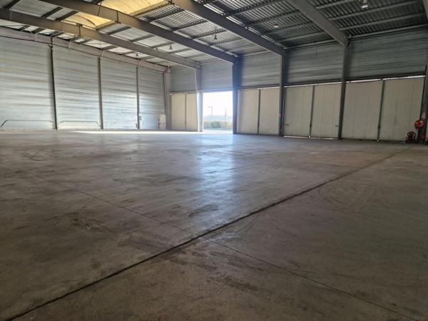 Entrepôt 1800 m2 sur 9900m² de terrain