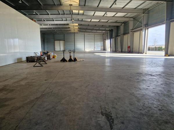 Entrepôt 1800 m2 sur 9900m² de terrain