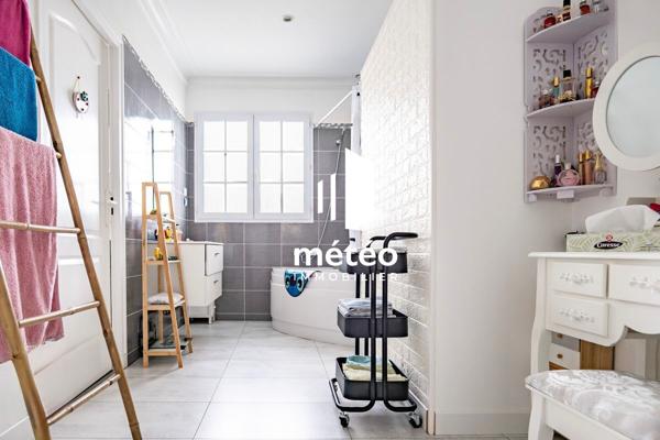 Maison spacieuse à vendre à Les Achards avec piscine et grand terrain