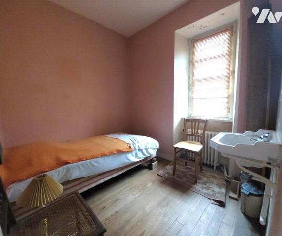 Maison à rénover.  Centre bourg.