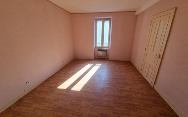 Maison à vendre    9 pièces • 164 m2 Saint-Yrieix-la-Perche