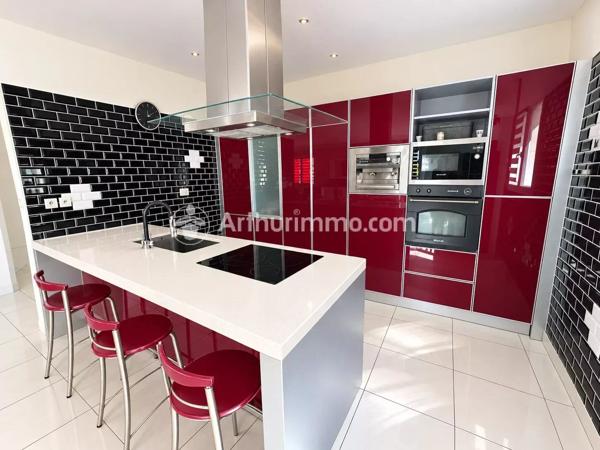 Vente                                                      Maison
                        
                     5 pièces                      146 m2                     à Neuvic