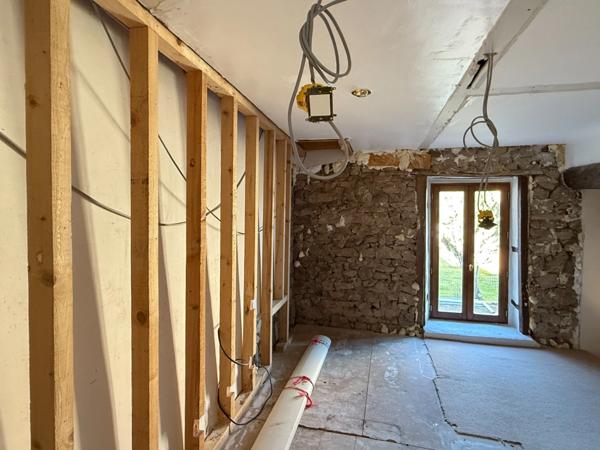 EN EXCLUSIVITE ! Maison en pierre, 88m², 2 chambres, sur 975m² de terrain 79 990 €