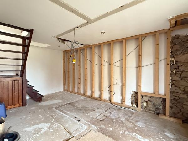 EN EXCLUSIVITE ! Maison en pierre, 88m², 2 chambres, sur 975m² de terrain 79 990 €