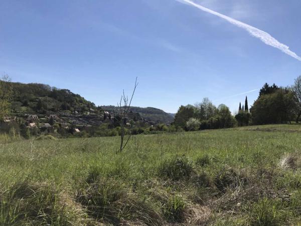 Terrain constructible - Saint-cyprien Lotissement. Terrain constructible de 1890 m2 proche des commerces