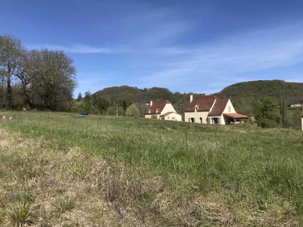 Terrain constructible - Saint-cyprien Lotissement. Terrain constructible de 1890 m2 proche des commerces