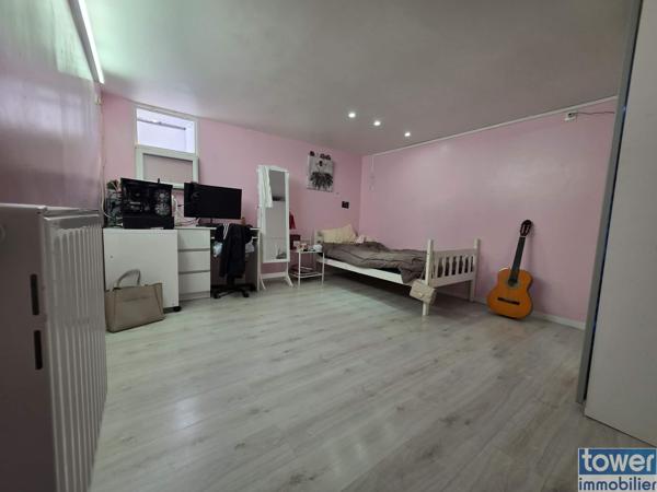 Maison
                                                                                                                                                                                                                                                                                                                        8 pièce(s)                                                                                                                                                                                                          6 chambre(s)                                                                                                                                                                                                          137  m²
