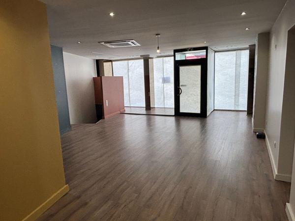 Local Commercial
         1 pièce
        - 84 m²