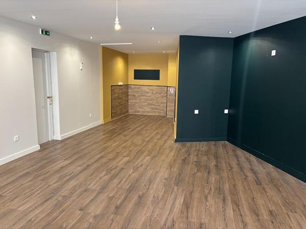 Local Commercial
         1 pièce
        - 84 m²