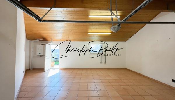 Maison d’architecte 2001 à Launaguet (31140), aux portes de Toulouse : 223 m² habitables, séjour double hauteur de 56 m², terrasse abritée, jardin arboré et piscine.