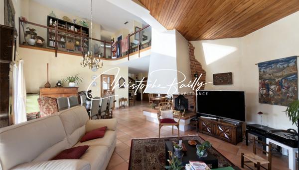Maison d’architecte 2001 à Launaguet (31140), aux portes de Toulouse : 223 m² habitables, séjour double hauteur de 56 m², terrasse abritée, jardin arboré et piscine.