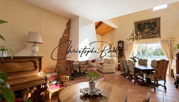 Maison d’architecte 2001 à Launaguet (31140), aux portes de Toulouse : 223 m² habitables, séjour double hauteur de 56 m², terrasse abritée, jardin arboré et piscine.