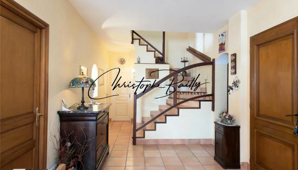 Maison d’architecte 2001 à Launaguet (31140), aux portes de Toulouse : 223 m² habitables, séjour double hauteur de 56 m², terrasse abritée, jardin arboré et piscine.