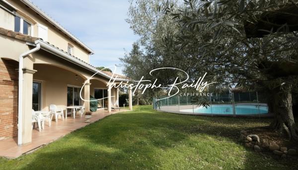 Maison d’architecte 2001 à Launaguet (31140), aux portes de Toulouse : 223 m² habitables, séjour double hauteur de 56 m², terrasse abritée, jardin arboré et piscine.