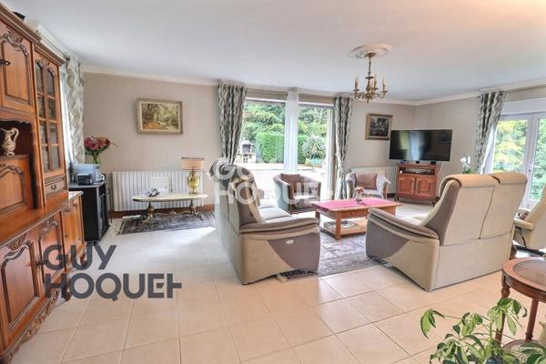 Propriété contemporaine à 2 km du centre ville de Bernay, Gare SNCF 1h30 Paris St Lazare, secteur apprécié.