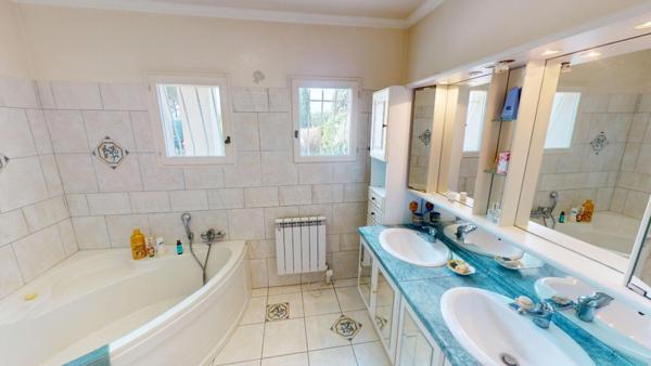 Le Muy Villa  avec piscine, studio indépendant et grand garage