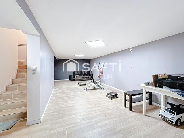 MAISON FAMILIALE DANS UN CADRE VERDOYANT PAISIBLE