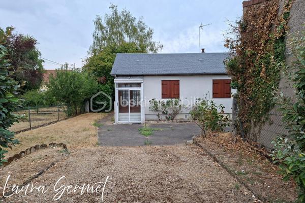 Située à Foëcy, dans un environnement calme et sans vis-à-vis, venez découvrir cette maison individuelle de plain-pied d’environ 70 m², implantée sur une belle parcelle de 1 236 m².

La maison offre un beau potentiel pour les amateurs de travaux souhaitant créer un intérieur entièrement à leur image.

La maison dispose d’un petit sas d’entrée vitré, puis d’un petit patio faisant office d’entrée, idéale pour aménager un espace de rangement pour les chaussures et manteaux, avant d’accéder aux pièces de vie.
Un grand salon séjour traversant et lumineux, donnant d'un côté sur une pièce pouvant faire office de bureau et de l'autre côté une cuisine. 
Un couloir dessert deux chambres, une salle de bain et un WC indépendant. 

🔨 À prévoir :
Huisseries à remplacer
Intérieur à revoir entièrement
Travaux de rénovation et de modernisation
Pompe de relevage pour assainissement au tout à l'égout a créer 
Fosse septique non conforme
Électricité à prévoir sauf tableau 


🏠 Les atouts déjà présents :
Chauffage et eau chaude au gaz
Toiture isolée
Garage
Dépendances
Terrain de 1 236 m²
Environnement calme et sans vis-à-vis

💡 Un bien idéal pour un projet de rénovation complète, avec la possibilité de repenser les espaces et de créer un véritable cocon à votre image.