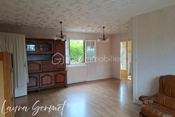 Située à Foëcy, dans un environnement calme et sans vis-à-vis, venez découvrir cette maison individuelle de plain-pied d’environ 70 m², implantée sur une belle parcelle de 1 236 m².

La maison offre un beau potentiel pour les amateurs de travaux souhaitant créer un intérieur entièrement à leur image.

La maison dispose d’un petit sas d’entrée vitré, puis d’un petit patio faisant office d’entrée, idéale pour aménager un espace de rangement pour les chaussures et manteaux, avant d’accéder aux pièces de vie.
Un grand salon séjour traversant et lumineux, donnant d'un côté sur une pièce pouvant faire office de bureau et de l'autre côté une cuisine. 
Un couloir dessert deux chambres, une salle de bain et un WC indépendant. 

🔨 À prévoir :
Huisseries à remplacer
Intérieur à revoir entièrement
Travaux de rénovation et de modernisation
Pompe de relevage pour assainissement au tout à l'égout a créer 
Fosse septique non conforme
Électricité à prévoir sauf tableau 


🏠 Les atouts déjà présents :
Chauffage et eau chaude au gaz
Toiture isolée
Garage
Dépendances
Terrain de 1 236 m²
Environnement calme et sans vis-à-vis

💡 Un bien idéal pour un projet de rénovation complète, avec la possibilité de repenser les espaces et de créer un véritable cocon à votre image.