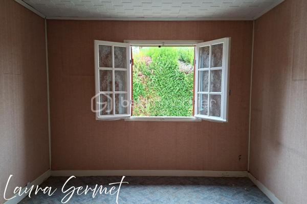 Située à Foëcy, dans un environnement calme et sans vis-à-vis, venez découvrir cette maison individuelle de plain-pied d’environ 70 m², implantée sur une belle parcelle de 1 236 m².

La maison offre un beau potentiel pour les amateurs de travaux souhaitant créer un intérieur entièrement à leur image.

La maison dispose d’un petit sas d’entrée vitré, puis d’un petit patio faisant office d’entrée, idéale pour aménager un espace de rangement pour les chaussures et manteaux, avant d’accéder aux pièces de vie.
Un grand salon séjour traversant et lumineux, donnant d'un côté sur une pièce pouvant faire office de bureau et de l'autre côté une cuisine. 
Un couloir dessert deux chambres, une salle de bain et un WC indépendant. 

🔨 À prévoir :
Huisseries à remplacer
Intérieur à revoir entièrement
Travaux de rénovation et de modernisation
Pompe de relevage pour assainissement au tout à l'égout a créer 
Fosse septique non conforme
Électricité à prévoir sauf tableau 


🏠 Les atouts déjà présents :
Chauffage et eau chaude au gaz
Toiture isolée
Garage
Dépendances
Terrain de 1 236 m²
Environnement calme et sans vis-à-vis

💡 Un bien idéal pour un projet de rénovation complète, avec la possibilité de repenser les espaces et de créer un véritable cocon à votre image.