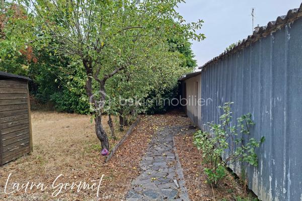 Située à Foëcy, dans un environnement calme et sans vis-à-vis, venez découvrir cette maison individuelle de plain-pied d’environ 70 m², implantée sur une belle parcelle de 1 236 m².

La maison offre un beau potentiel pour les amateurs de travaux souhaitant créer un intérieur entièrement à leur image.

La maison dispose d’un petit sas d’entrée vitré, puis d’un petit patio faisant office d’entrée, idéale pour aménager un espace de rangement pour les chaussures et manteaux, avant d’accéder aux pièces de vie.
Un grand salon séjour traversant et lumineux, donnant d'un côté sur une pièce pouvant faire office de bureau et de l'autre côté une cuisine. 
Un couloir dessert deux chambres, une salle de bain et un WC indépendant. 

🔨 À prévoir :
Huisseries à remplacer
Intérieur à revoir entièrement
Travaux de rénovation et de modernisation
Pompe de relevage pour assainissement au tout à l'égout a créer 
Fosse septique non conforme
Électricité à prévoir sauf tableau 


🏠 Les atouts déjà présents :
Chauffage et eau chaude au gaz
Toiture isolée
Garage
Dépendances
Terrain de 1 236 m²
Environnement calme et sans vis-à-vis

💡 Un bien idéal pour un projet de rénovation complète, avec la possibilité de repenser les espaces et de créer un véritable cocon à votre image.