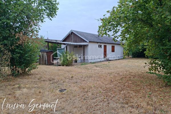 Située à Foëcy, dans un environnement calme et sans vis-à-vis, venez découvrir cette maison individuelle de plain-pied d’environ 70 m², implantée sur une belle parcelle de 1 236 m².

La maison offre un beau potentiel pour les amateurs de travaux souhaitant créer un intérieur entièrement à leur image.

La maison dispose d’un petit sas d’entrée vitré, puis d’un petit patio faisant office d’entrée, idéale pour aménager un espace de rangement pour les chaussures et manteaux, avant d’accéder aux pièces de vie.
Un grand salon séjour traversant et lumineux, donnant d'un côté sur une pièce pouvant faire office de bureau et de l'autre côté une cuisine. 
Un couloir dessert deux chambres, une salle de bain et un WC indépendant. 

🔨 À prévoir :
Huisseries à remplacer
Intérieur à revoir entièrement
Travaux de rénovation et de modernisation
Pompe de relevage pour assainissement au tout à l'égout a créer 
Fosse septique non conforme
Électricité à prévoir sauf tableau 


🏠 Les atouts déjà présents :
Chauffage et eau chaude au gaz
Toiture isolée
Garage
Dépendances
Terrain de 1 236 m²
Environnement calme et sans vis-à-vis

💡 Un bien idéal pour un projet de rénovation complète, avec la possibilité de repenser les espaces et de créer un véritable cocon à votre image.