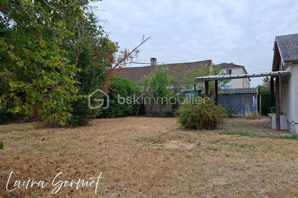 Située à Foëcy, dans un environnement calme et sans vis-à-vis, venez découvrir cette maison individuelle de plain-pied d’environ 70 m², implantée sur une belle parcelle de 1 236 m².

La maison offre un beau potentiel pour les amateurs de travaux souhaitant créer un intérieur entièrement à leur image.

La maison dispose d’un petit sas d’entrée vitré, puis d’un petit patio faisant office d’entrée, idéale pour aménager un espace de rangement pour les chaussures et manteaux, avant d’accéder aux pièces de vie.
Un grand salon séjour traversant et lumineux, donnant d'un côté sur une pièce pouvant faire office de bureau et de l'autre côté une cuisine. 
Un couloir dessert deux chambres, une salle de bain et un WC indépendant. 

🔨 À prévoir :
Huisseries à remplacer
Intérieur à revoir entièrement
Travaux de rénovation et de modernisation
Pompe de relevage pour assainissement au tout à l'égout a créer 
Fosse septique non conforme
Électricité à prévoir sauf tableau 


🏠 Les atouts déjà présents :
Chauffage et eau chaude au gaz
Toiture isolée
Garage
Dépendances
Terrain de 1 236 m²
Environnement calme et sans vis-à-vis

💡 Un bien idéal pour un projet de rénovation complète, avec la possibilité de repenser les espaces et de créer un véritable cocon à votre image.