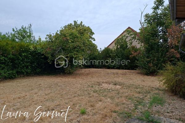 Située à Foëcy, dans un environnement calme et sans vis-à-vis, venez découvrir cette maison individuelle de plain-pied d’environ 70 m², implantée sur une belle parcelle de 1 236 m².

La maison offre un beau potentiel pour les amateurs de travaux souhaitant créer un intérieur entièrement à leur image.

La maison dispose d’un petit sas d’entrée vitré, puis d’un petit patio faisant office d’entrée, idéale pour aménager un espace de rangement pour les chaussures et manteaux, avant d’accéder aux pièces de vie.
Un grand salon séjour traversant et lumineux, donnant d'un côté sur une pièce pouvant faire office de bureau et de l'autre côté une cuisine. 
Un couloir dessert deux chambres, une salle de bain et un WC indépendant. 

🔨 À prévoir :
Huisseries à remplacer
Intérieur à revoir entièrement
Travaux de rénovation et de modernisation
Pompe de relevage pour assainissement au tout à l'égout a créer 
Fosse septique non conforme
Électricité à prévoir sauf tableau 


🏠 Les atouts déjà présents :
Chauffage et eau chaude au gaz
Toiture isolée
Garage
Dépendances
Terrain de 1 236 m²
Environnement calme et sans vis-à-vis

💡 Un bien idéal pour un projet de rénovation complète, avec la possibilité de repenser les espaces et de créer un véritable cocon à votre image.